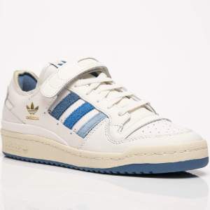 Modellen är Adidas forum 84 low i färgen Cloud white/altered blue/pulse blue.  Skorna är näst intill oanvända. Orginalpris är 1299kr och är köpta på adidas officiella hemsida.