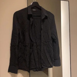 Svart skjorta från ginatricot  - Svart skjorta från ginatricot. Storlek 34. (Skrynklig pga. Nerpackad länge) 