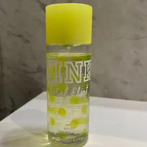 Victoria’s Secret PINK bodymist i doften Total Flirt🌟Härlig söt doft i snygg flaska 200ml❤️