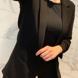 Kavaj från H&M  - Kavaj från H&M använd ett fåtal gånger, fint skick. 