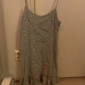 Fin brandy Melville klänning - Super fin klänning köpt på brandy Melville i London något år sedan, super fin men kommer inte riktigt till användning!💕 Löpte för ca 500kr