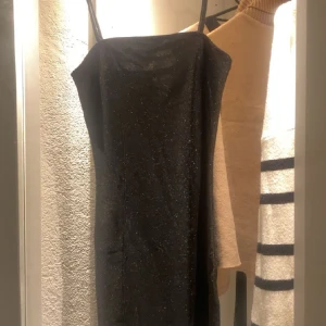 Svart glittrig klänning - Aldrig använd, endast testad. Så den är i nyskick. Jättefin glittrig fest klänning. Köparen står för frakten.