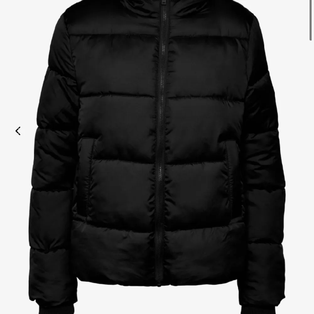 Jag säljer denna jacka eftersom ingen användning av den längre den är storlek XL men passar s,m också för är vanligt vis xs men de är väldigt fint skick.. Jackor.