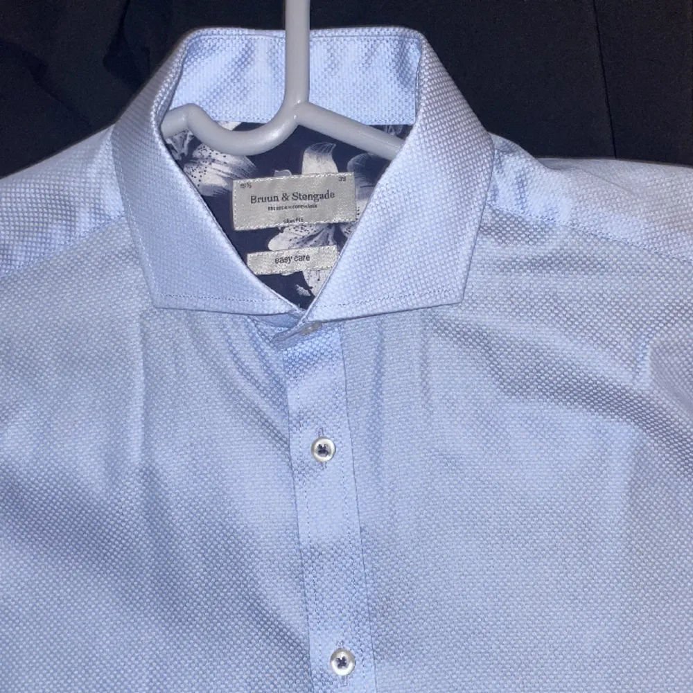 Ljusblå skjorta från bruun & stengadde i nyskick. Helt oanvänd och har inga defekter. Hör av er vid funderingar.. Skjortor.