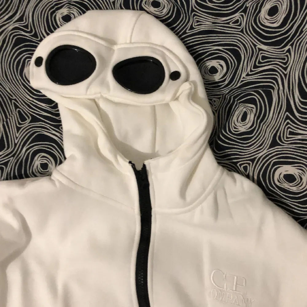 Hej! Säljer nu min cp hoodie för den inte passar mig. Hoodies.