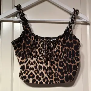 Kort leopard linne från shein i storlek xs  Det är uppspytt i axelbanden men det går att ta bort :)