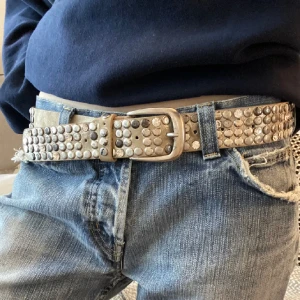 Bälte med nitar - supersnyggt bälte med nitar , funkar bra upp till 85cm