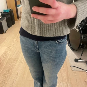 Snygga lågmidjade jeans - Jag säljer dessa ljusblå lågmidjade jeans som jag köpte här på plick, då de är lite för korta för mig💕priset kan diskuteras 