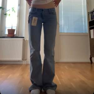 såå snygga lågmidjade bootcut jeans , midjemått ca 70 cm 