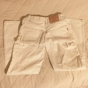 Jeans - Säljer dessa supersnygga jeans. Bara att skriva om du har några funderingar💕
