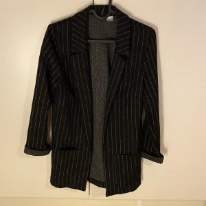 Kavaj - Fin kavaj från H&M. Skulle säga att den är något längre än en vanlig kavaj.  Svart med vita/grå ränder
