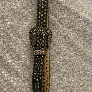 Bb Simon Bälte, Sz 32 - Ett grymt snyggt bb simon bälte knappt använt, kan skicka fler bilder i dm med flash etc om du vill se mer innan köp! 👍