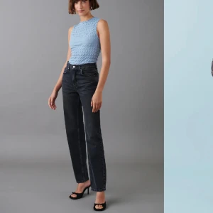 jeans - Supersnygga svart/grå jeans ifrån Gina tricot i modellen mid straight jeans i str 34. Knappt använda, köpta för 500❤️‍🔥