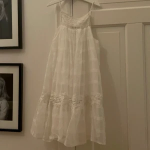 Zara klännkng - Säljer denna super gulliga vita klänningen från ZARA som är perfekt nu till våren och sommaren!💗 Använd fåtal gånger men bra skick, storlek XS. Köpt för 350 kr men jag säljer den för 200 kr(kan gå ner i pris).💗Köparen står för frakten, jag kan mötas upp!