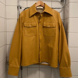 Sefr overshirt - Vårjacka i fejkläder från Sefr i storlek S.  Nyskick, nästan aldrig använd.