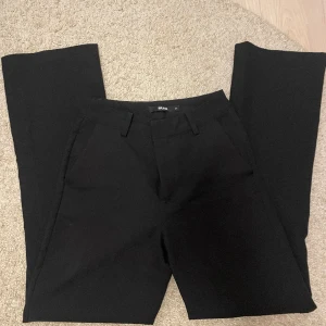 Kostymbyxor - Säljer mina snygga Vilma mid waist kostymbyxor då dom va för långa för mig och inte kom till användning dock kan man välja om dom ska vara lågmidjade men att de blir lite pösigt då! Kom privat för fler bilder!💗💗