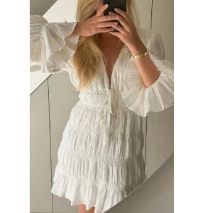 Studentklänning  - Vit långärmad klänning som aldrig blivit använd då jag aldrig haft tillfälle. Perfekt till skolavslutning elr bara på sommaren🤍🤍bara skriva vid funderingar elr om du vill köpa så fixar jag så de går att köpa med ”köp nu”🤍köptes för 599 