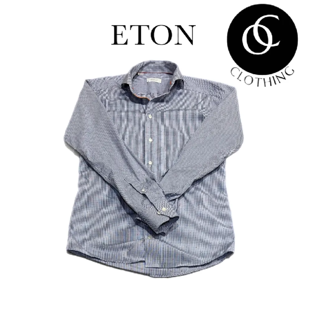 Säljer en skön ETON skjorta i fint skick, 8/10, storlek S (passar M). Modellen på bilden är 181 cm lång.(Bilderna blir konstiga i plick, vid intresse fråga om fler bilder). Skjortor.
