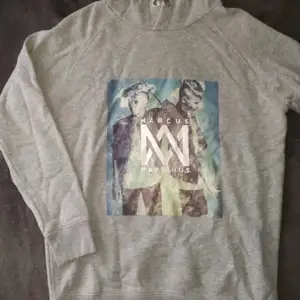 marcus och martinus hoodie, säljer då den är för liten för mig, köpte den begagnat. 