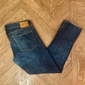 Slim fit mörkblåa Ralph Lauren jeans i bra skick. Kan gå ner i pris vid snabb affär. 