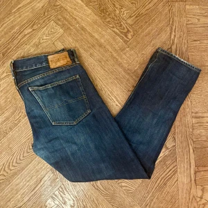 Ralph Lauren Jeans - Slim fit mörkblåa Ralph Lauren jeans i bra skick. Kan gå ner i pris vid snabb affär. 