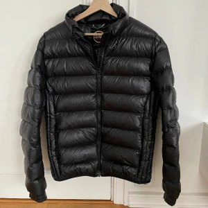 Colmar Jacka svart - Tja! Säljer nu min tvärsnygga jacka från Colmar. Svart färg. Storlek: L, passar M. Skick: 9/10, väldigt fint skick, inga defekter. Nypris: 4000kr. Kontakta mig för fler bilder eller info!