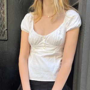 Brandy Melville Blair Top Blus - Oanvänd blus från brandy som aldrig kom till användning. Jag älskar verkligen stilen och materialet men tänker att någon annan skulle få mer användning av den 🩷