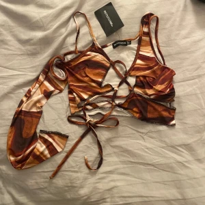 Plt topp - Topp från Prettylittlething, aldrig använd jätte fin streetwear🌺 vintage och finns inte kvar på plts hemsida.