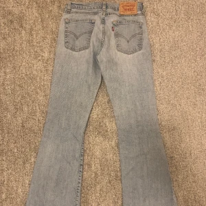 Lågmidjade jeans - Låg/mid waist jeans från levis, dom är vintage å jag absolut inga slitningar, säljer pga att dom är för korta på mig💗 Hör av dig vid frågor eller om fler bilder, priset går alltid att diskutera!💗