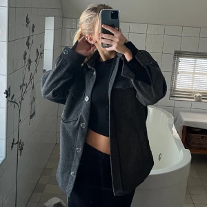 Grå tyg jacka - Grå tyg jacka, perfekt för våren😍