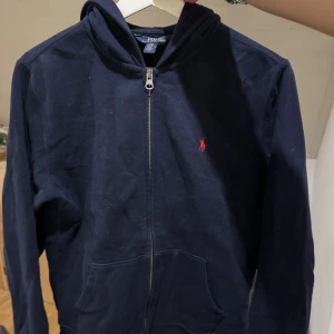 Ralph lauren hoodie - Mörk blå Ralph lauren hoodie i väldigt bra skick 
