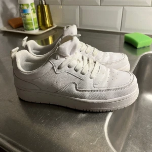Vita sneakers  - Knappt Använda.