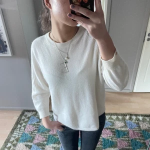 Soft goat tröja - En superfin, stickad soft goat tröja i vit. Den är i storlek S och trekvartsärmad💗