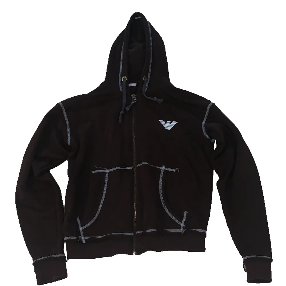 En Armani hoodie med en vintage look. Har ett fett design på baksidan. Säljer då jag behöver pengar. Pris kan kanske diskuteras. Den är inte svart den är brun❗️ba dåligt lightning . Tröjor & Koftor.