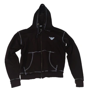 Armani hoodie  - En Armani hoodie med en vintage look. Har ett fett design på baksidan. Säljer då jag behöver pengar. Pris kan kanske diskuteras. Den är inte svart den är brun❗️ba dåligt lightning. Den är i 8,5/10 skick den har ett hål vid luvan. Kom dm för bild