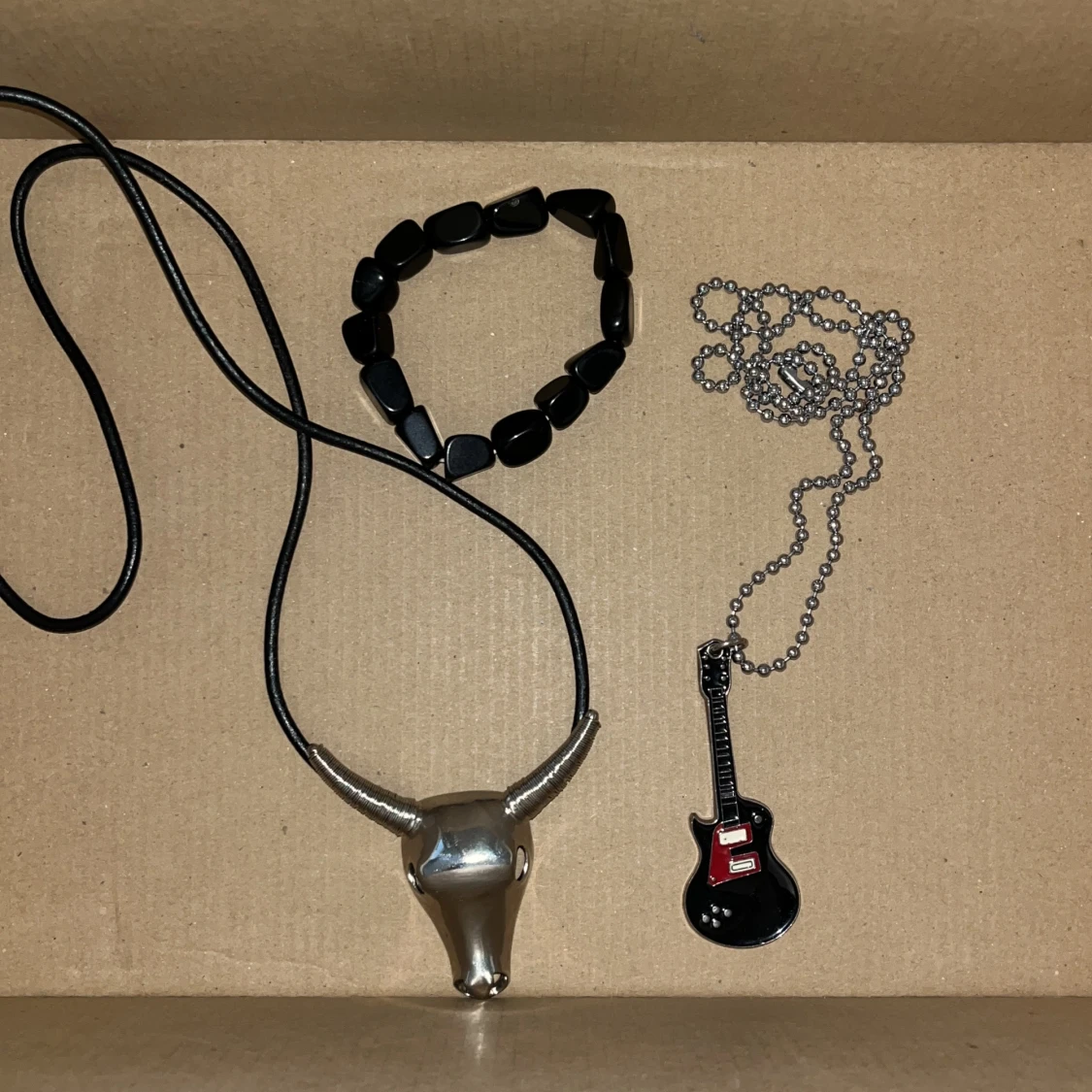 Smyckeset med armband och två halsband