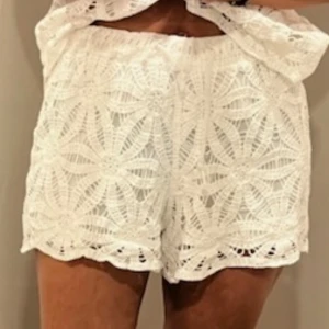 Vita spets shorts - Säljer ett par superfina vita spets shorts.. Perfekta för sommaren eller fest! De är i nyskick och väldigt bekväma att ha på sig.