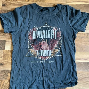 t-shirt med tryck  - en cool t-shirt köpt för länge sedan på gina tricot. finns tecken på användning eftersom den använts mycket. storlek s men passar även xs. hör av dig vid frågor!   (obs: stryker dem självklart innan köp!)