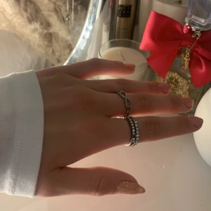 Ringar  - Fint skick förutom de två med diamanter då de saknas 1 och är lite rostiga. 15kr st eller alla för 25🎀🥥
