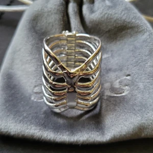 Seams ribcage ring - Fet ribcage ring från Seams, Inte kommit till så mycket användning som jag hade hoppats på, Storlek 10 vad jag minns men kan fixa mått