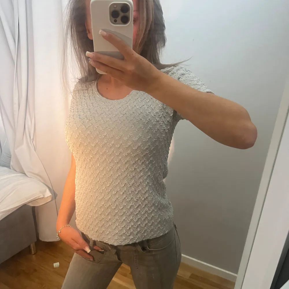 Säljer en vit kortärmad topp från Body i storlek L/XL. Toppen har en texturerad yta som ger den en unik look. Perfekt för både vardag och fest! Helt oanvänd❤️‍🔥. Toppar.