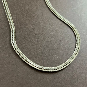 Halsband silver - Halsband i silver, stämplad 925. I mycket fint skick.  Längd ca 42 cm. Bredd ca 5 mm. 