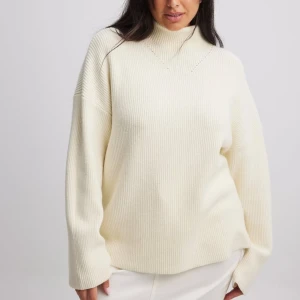 Stickad tröja - Super fin stickad tröja! Från NA-KD, ny pris runt 600kr, sitter lite oversized på mig som brukar normalt ha 36