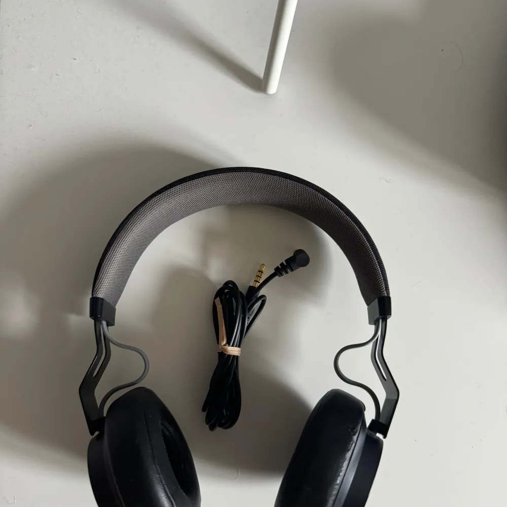 Jabra hörlurar, väldigt fina är knappt använda. Det är bluetooth och finns även sladd som man kan koppla in till äldre enheter. Övrigt.