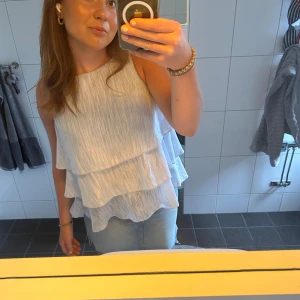 Volangtopp - Topp med volanger