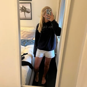 Hoodie  - Hoodie från Gina y med rhinestones. Använd cirka 10 gånger, i bra skick! Storlek 158/164, sitter perfekt på mig som bär xs/s! 