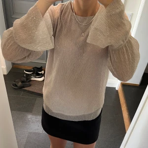 Glittrig volangtröja  - Glittrig tröja från Only i storlek 36, passar S och M. Fint skick. Använd gärna köp nu!