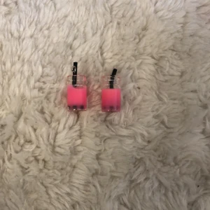 Ett par boba örhängen  - Här säljer jag ett par boba örhängen,💗 de kostar 12kr!  Pris går att diskuteras!