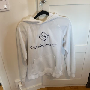 Gant hoodie barn  - Säljer gant hoodie i barnstorlek 158-164. Inga fläckar eller håll i tröjan.   Fråga om ni undrar något! 