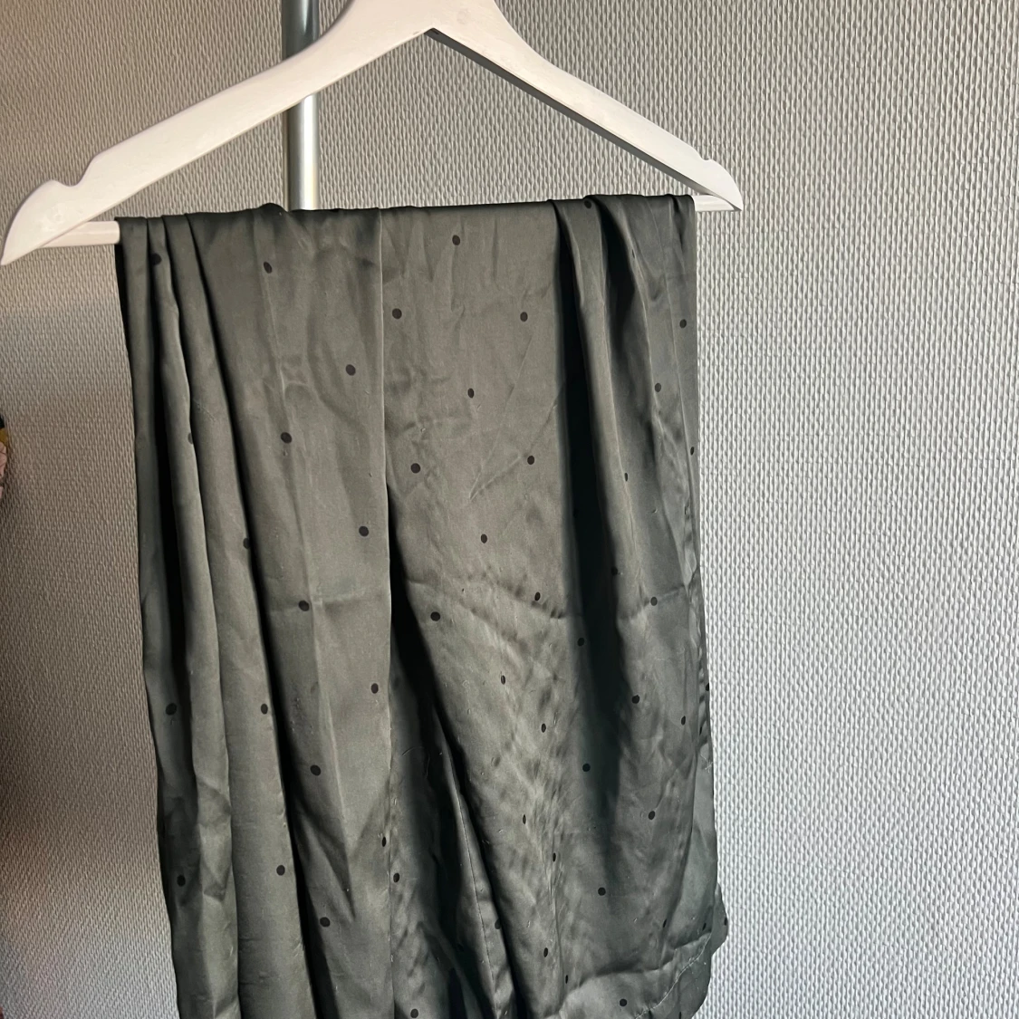 Grå omlottjacka med prickar - 90